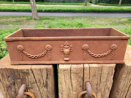 Antieke-grote-rechthoekige-gietijzeren-bloembak-plantenbak-jardiniere-roestig-gietijzer-1