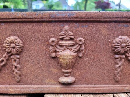 Antieke-grote-rechthoekige-gietijzeren-bloembak-plantenbak-jardiniere-roestig-gietijzer-6