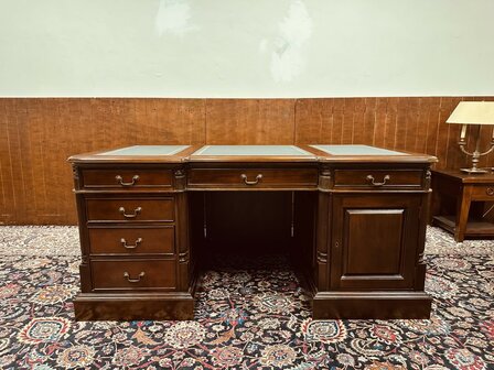 Klassiek-Engels-Bureau-met-Achterschot
