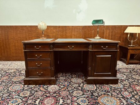 Klassiek-Engels-Bureau-met-Achterschot