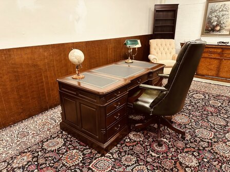 Klassiek-Engels-Bureau-met-Achterschot