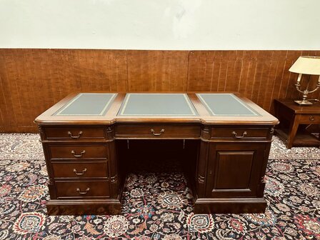 Klassiek-Engels-Bureau-met-Achterschot