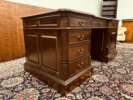 Klassiek-Engels-Bureau-met-Achterschot