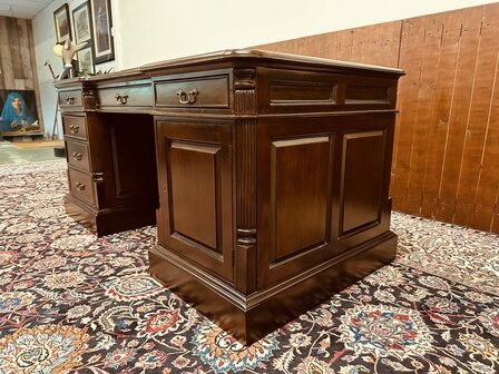 Klassiek-Engels-Bureau-met-Achterschot