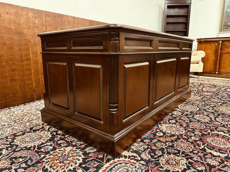 Klassiek-Engels-Bureau-met-Achterschot
