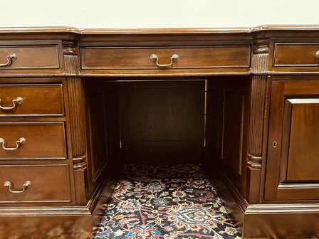 Klassiek-Engels-Bureau-met-Achterschot