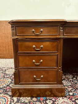 Klassiek-Engels-Bureau-met-Achterschot