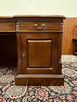Klassiek-Engels-Bureau-met-Achterschot