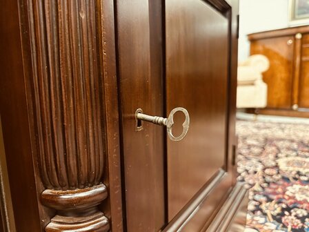 Klassiek-Engels-Bureau-met-Achterschot