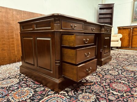 Klassiek-Engels-Bureau-met-Achterschot