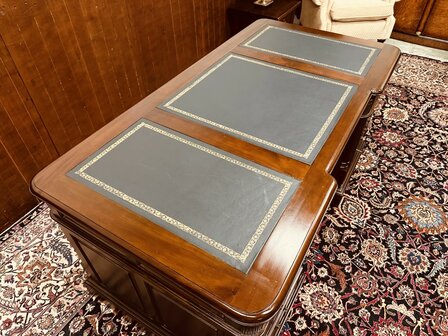 Klassiek-Engels-Bureau-met-Achterschot