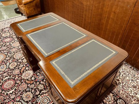 Klassiek-Engels-Bureau-met-Achterschot