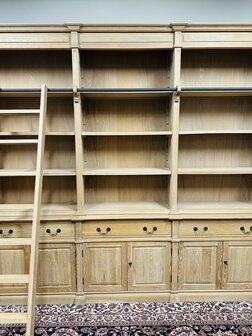 Landelijke-Blank-Eiken-Bibliotheekkast
