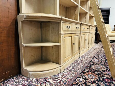 Landelijke-Blank-Eiken-Bibliotheekkast