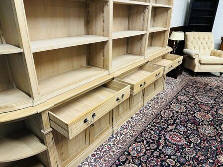 Landelijke-Blank-Eiken-Bibliotheekkast