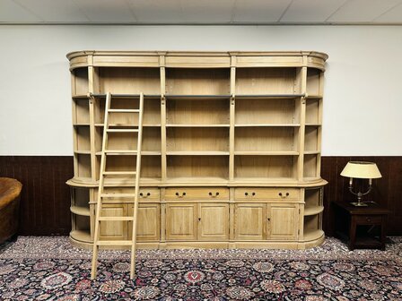 Landelijke-Blank-Eiken-Bibliotheekkast