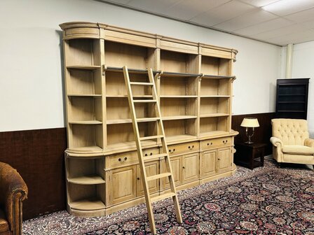 Landelijke-Blank-Eiken-Bibliotheekkast