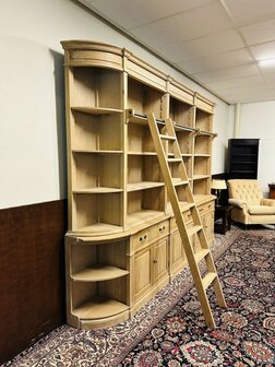 Landelijke-Blank-Eiken-Bibliotheekkast