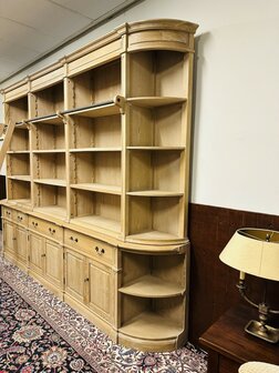 Landelijke-Blank-Eiken-Bibliotheekkast