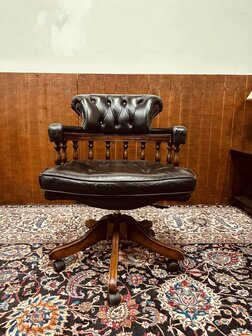 Zwarte-Chesterfield-Captain-Chair