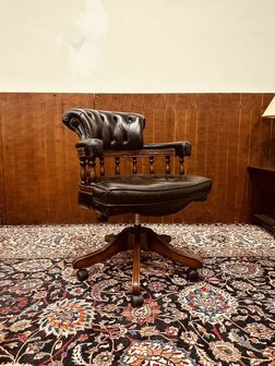 Zwarte-Chesterfield-Captain-Chair