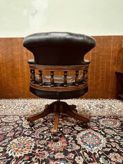Zwarte-Chesterfield-Captain-Chair