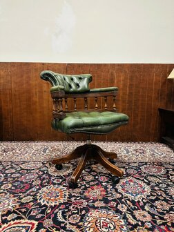 Groene-Chesterfield-Captain-Chair