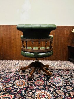 Groene-Chesterfield-Captain-Chair