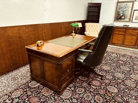 Klassiek-Italiaans-Bureau