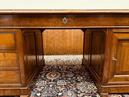 Klassiek-Italiaans-Bureau