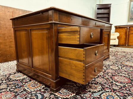Klassiek-Italiaans-Bureau