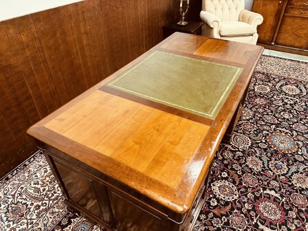 Klassiek-Italiaans-Bureau