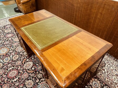 Klassiek-Italiaans-Bureau