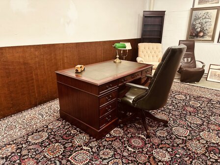 Antiek-Engels-Chesterfield-Bureau