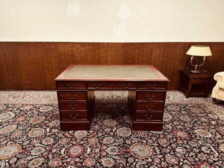 Antiek-Engels-Chesterfield-Bureau