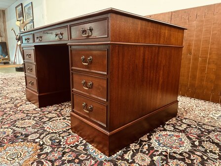 Antiek-Engels-Chesterfield-Bureau