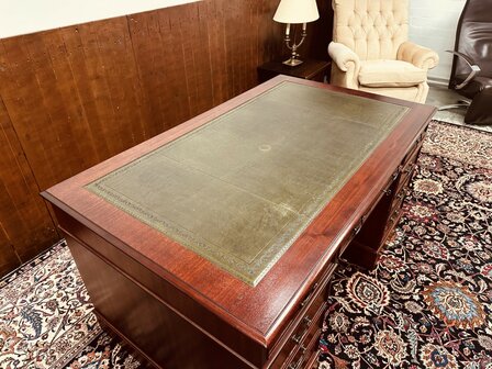 Antiek-Engels-Chesterfield-Bureau