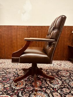 Bruine-Chesterfield-President-Chair