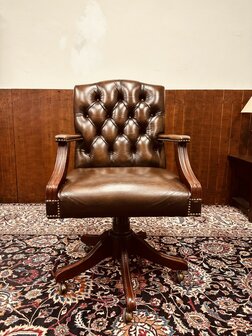 Bruine-Chesterfield-President-Chair