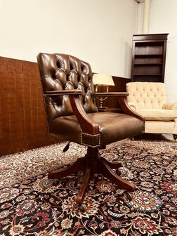 Bruine-Chesterfield-President-Chair