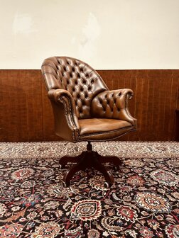 Bruine-Chesterfield-Director-Chair-Bureaustoel