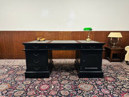 Klassiek-Engels-Zwart-Chesterfield-Bureau