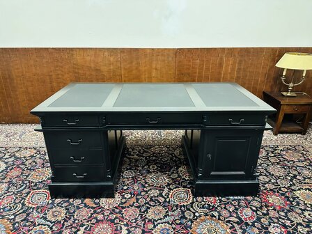 Klassiek-Engels-Zwart-Chesterfield-Bureau