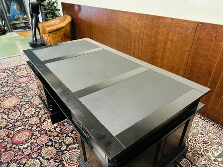 Klassiek-Engels-Zwart-Chesterfield-Bureau