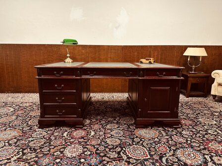 Klassiek-Engels-Chesterfield-Partnerdesk-Bureau