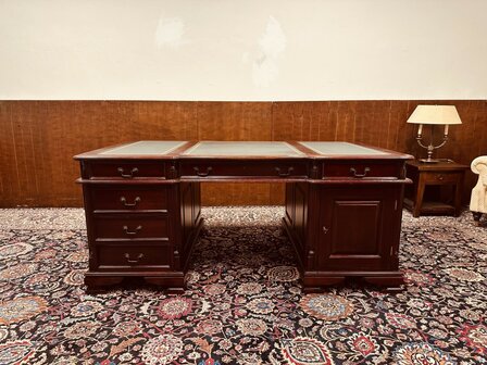 Klassiek-Engels-Chesterfield-Partnerdesk-Bureau