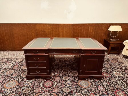 Klassiek-Engels-Chesterfield-Partnerdesk-Bureau