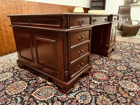 Klassiek-Engels-Chesterfield-Partnerdesk-Bureau