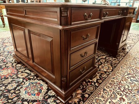 Klassiek-Engels-Chesterfield-Partnerdesk-Bureau