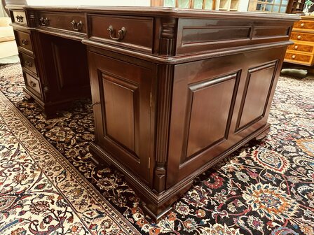 Klassiek-Engels-Chesterfield-Partnerdesk-Bureau